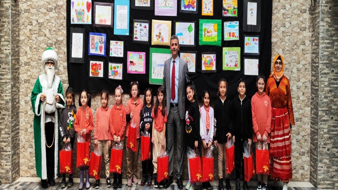 Kurtköy İlkokulu Tutum Yatırım ve Türk malları haftası sınıflar arası resim yarışmasında dereceye giren öğrencilere hediyeleri Okul müdürümüz Zeki KUMBAR  tarafından verilmiştir.